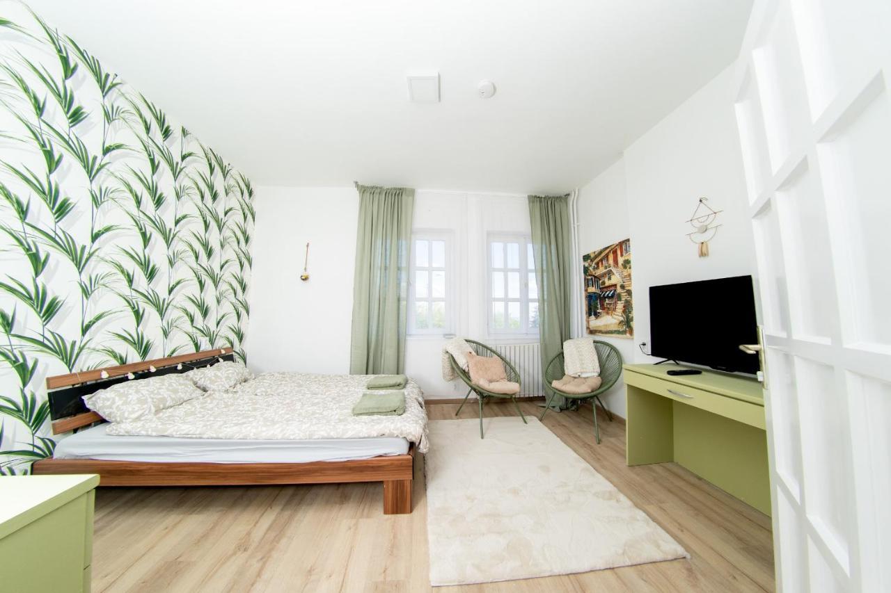 Budai Zoldovezet Kozpont, Apartmanhaz, Rendezvenykozpont Es Etterem Apartment